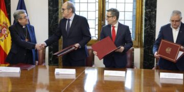 Firma del protocolo con el Defensor del Pueblo y el Gobierno para regular el reconocimiento y la reparación de víctimas