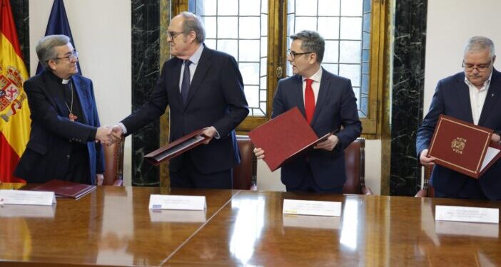 Firma del protocolo con el Defensor del Pueblo y el Gobierno para regular el reconocimiento y la reparación de víctimas
