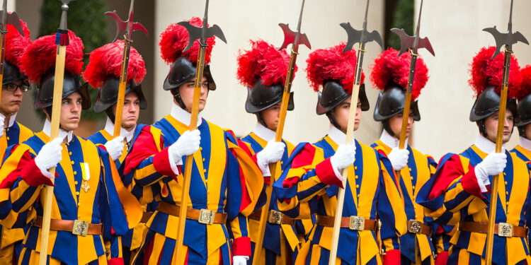 El Vaticano se engalana: 28 nuevos reclutas se integran a la Guardia Suiza Pontificia 1 El Vaticano se engalana: 28 nuevos reclutas se integran a la Guardia Suiza Pontificia