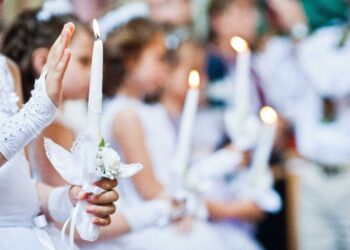 El "Efecto Boda" asfixia la Primera Comunión: El sacramento ya cuesta 6.800 euros de media