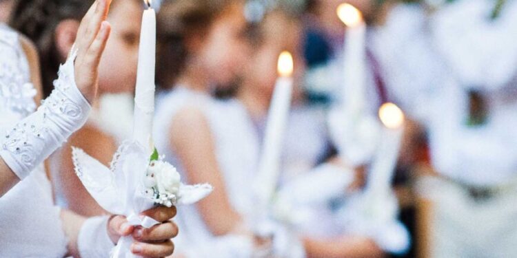 El "Efecto Boda" asfixia la Primera Comunión: El sacramento ya cuesta 6.800 euros de media