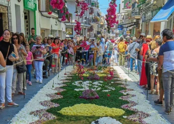 El Corpus Christi envuelve a España en su fiesta más deslumbrante y efímera