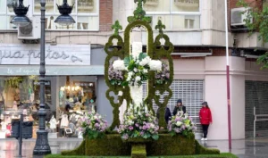 Explosión floral en Valencia, 95 Cruces de Mayo transforman las calles en un museo vivo 2 20220503 Cruces de Mayo Mercado Colon press3