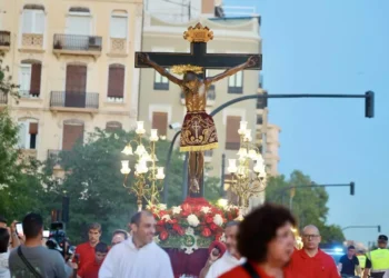 La barriada de la calle Sagunto de Valencia celebró la Solemne Procesión al Santísimo Cristo de la Fe