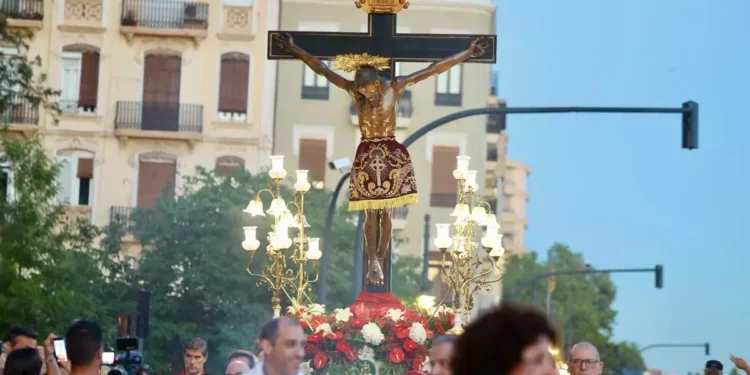 La barriada de la calle Sagunto de Valencia celebró la Solemne Procesión al Santísimo Cristo de la Fe