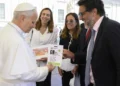 Rumbo a España: El Papa León XIV recibe su credencial oficial para el viaje apostólico de junio