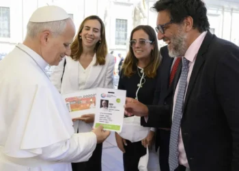 Rumbo a España: El Papa León XIV recibe su credencial oficial para el viaje apostólico de junio