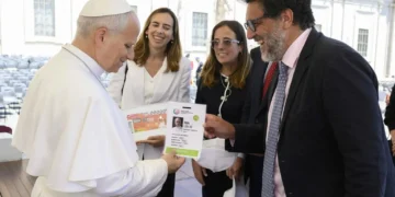 Rumbo a España: El Papa León XIV recibe su credencial oficial para el viaje apostólico de junio