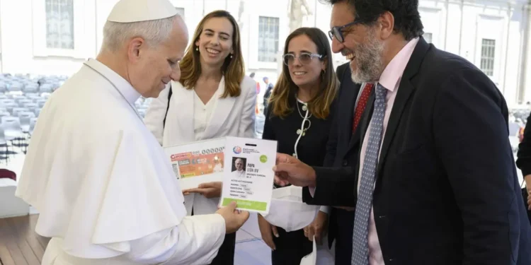 Rumbo a España: El Papa León XIV recibe su credencial oficial para el viaje apostólico de junio