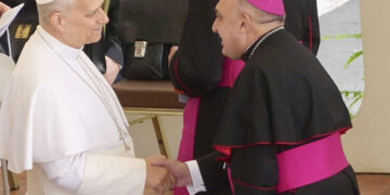 El Arzobispo asiste a la bendición de la campana mayor de San Nicolás, por el Papa León XIV en el Vaticano