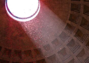Pentecostés en Roma, la espectacular lluvia de pétalos en el Panteón de Agripa