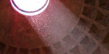 Pentecostés en Roma, la espectacular lluvia de pétalos en el Panteón de Agripa
