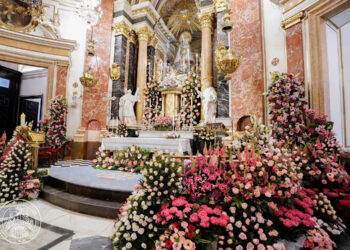Los floristas valencianos rinden su tradicional homenaje a la Mare de Déu en la Basílica