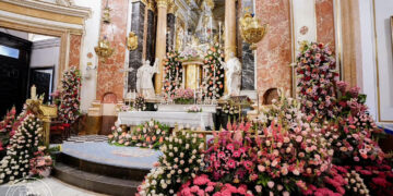 Los floristas valencianos rinden su tradicional homenaje a la Mare de Déu en la Basílica