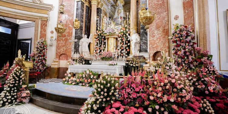 Los floristas valencianos rinden su tradicional homenaje a la Mare de Déu en la Basílica