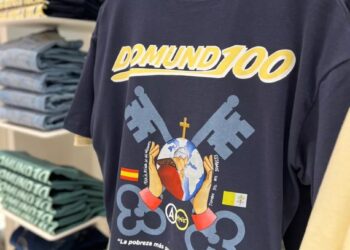 Álvaro Moreno pone a la venta camisetas conmemorativas por los cien años del Domund y la inminente visita del Papa a España
