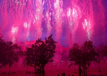 Mascletá Aérea para las "Madres" en Valencia y el origen de la Fiesta en el mundo