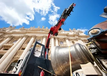 Clamor Valenciano en el Vaticano: El Papa bendice la nueva campana de San Nicolás de Valencia