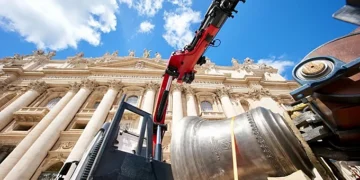 Clamor Valenciano en el Vaticano: El Papa bendice la nueva campana de San Nicolás de Valencia