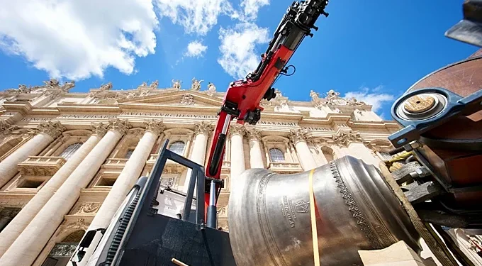 Clamor Valenciano en el Vaticano: El Papa bendice la nueva campana de San Nicolás de Valencia