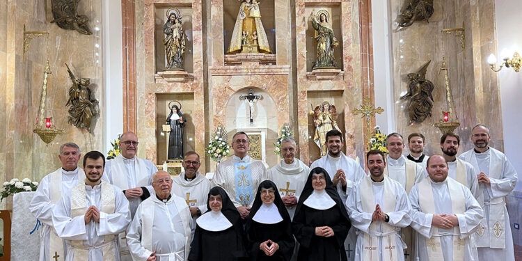Los sacerdotes valencianos de Roma celebran la festividad de la Virgen con las Hermanitas de los Ancianos Desamparados