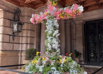 Cruces de Mayo en Valencia con motivo de la festividad de la Santa Cruz