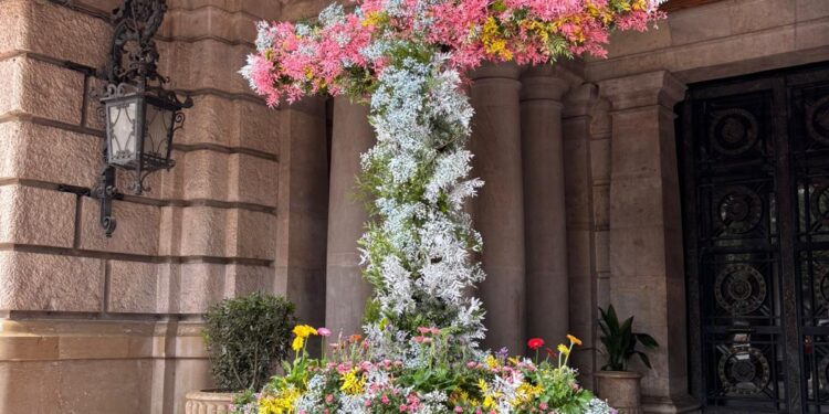 Cruces de Mayo en Valencia con motivo de la festividad de la Santa Cruz