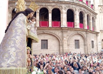 Valencia se rinde a su Patrona: Un Traslado de fervor, seda y raíces romanas