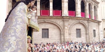 Valencia se rinde a su Patrona: Un Traslado de fervor, seda y raíces romanas