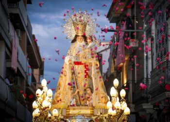 Torrent reafirma su fe: una multitud arropa a la ‘Geperudeta’ pese al desafío meteorológico