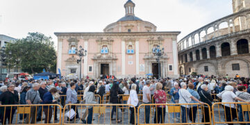 Record de participación en el Besamanos de la Virgen de los Desamparados