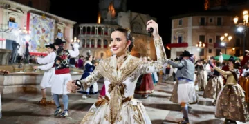 Valencia se rinde al fervor de la ‘Dansà’: una noche histórica a los pies de la Geperudeta