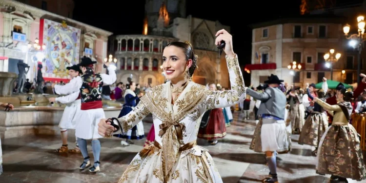 Valencia se rinde al fervor de la ‘Dansà’: una noche histórica a los pies de la Geperudeta 1 Valencia se rinde al fervor de la ‘Dansà’: una noche histórica a los pies de la Geperudeta