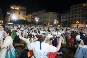 Valencia se rinde al fervor de la ‘Dansà’: una noche histórica a los pies de la Geperudeta 2 dansa 2026 71