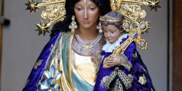 Besamanos público a la Virgen de los Desamparados de Valencia