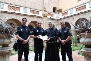 La Policia de la Generalitat recupera un libro del siglo XVII perteneciente al Convento Ntra. Sra. del Remei de Vic 2 260605 EMER Foto1 Policia Generalitat libro XVII 1