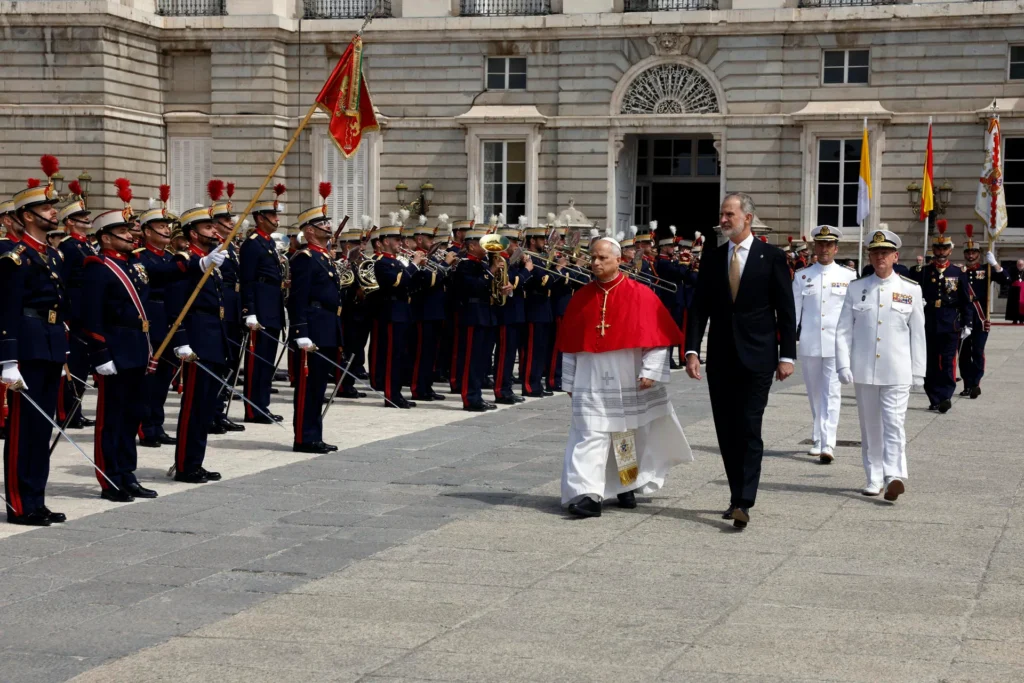 Los Reyes de España y sus hijas ejercen de anfitriones en el Palacio Real y reciben al Papa 6 5820cbca 383d 46fb 940c 409db04e2060 J J Guille n P R15