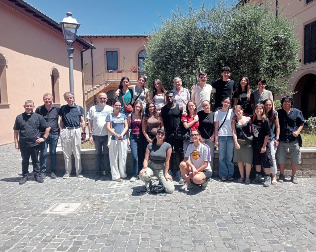 Campamento juvenil organizado por Cáritas Roma para estudiantes de secundaria 4 723613255 1518131090355161 4768438608308841502 n 1