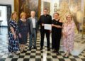 Entrega de un donativo del Grup de Danses de Loriguilla a la Archicofradía de la Virgen de los Desamparados