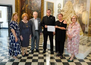 Entrega de un donativo del Grup de Danses de Loriguilla a la Archicofradía de la Virgen de los Desamparados