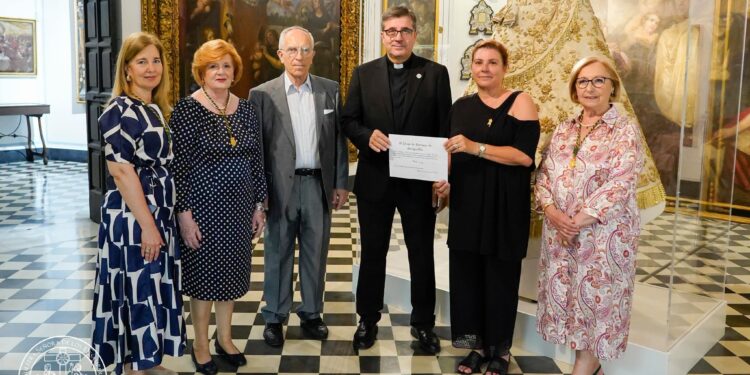 Entrega de un donativo del Grup de Danses de Loriguilla a la Archicofradía de la Virgen de los Desamparados