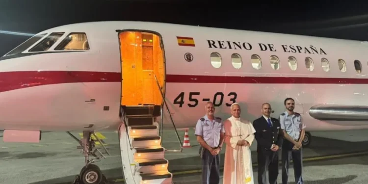 León XIV agradece a la tripulación del Falcon de Casa Real que lo trasladó a Roma y envía sus bendiciones a España 1 León XIV agradece a la tripulación del Falcon de Casa Real que lo trasladó a Roma y envía sus bendiciones a España