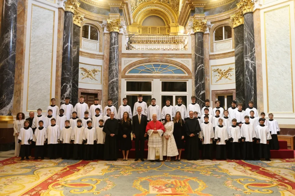 Los Reyes de España y sus hijas ejercen de anfitriones en el Palacio Real y reciben al Papa 8 FR visita PAPA 20260606 40