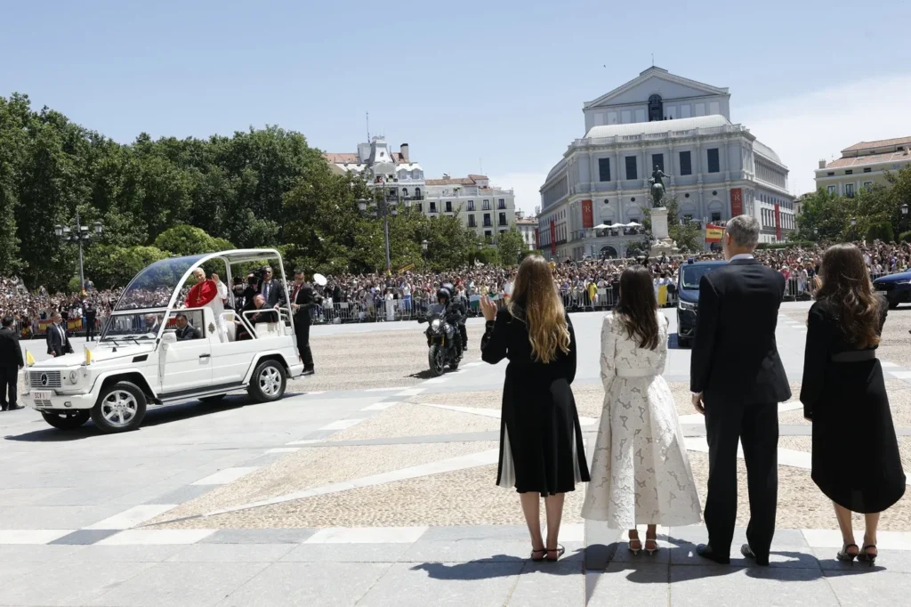 Los Reyes de España y sus hijas ejercen de anfitriones en el Palacio Real y reciben al Papa 11 FR visita PAPA 20260606 41