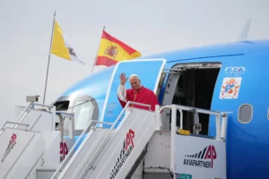 Los Reyes de España y sus hijas ejercen de anfitriones en el Palacio Real y reciben al Papa 2 GettyImages 2279472660