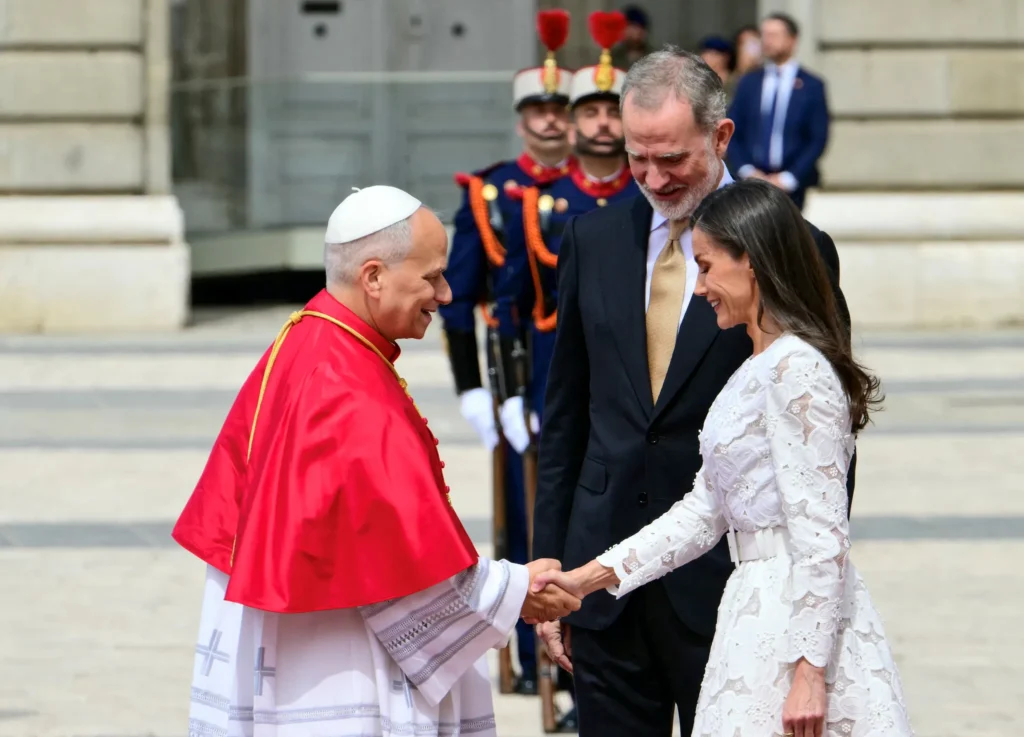 Los Reyes de España y sus hijas ejercen de anfitriones en el Palacio Real y reciben al Papa 4 GettyImages 2279480347