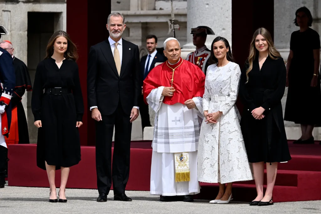 Los Reyes de España y sus hijas ejercen de anfitriones en el Palacio Real y reciben al Papa 7 GettyImages 2280136180