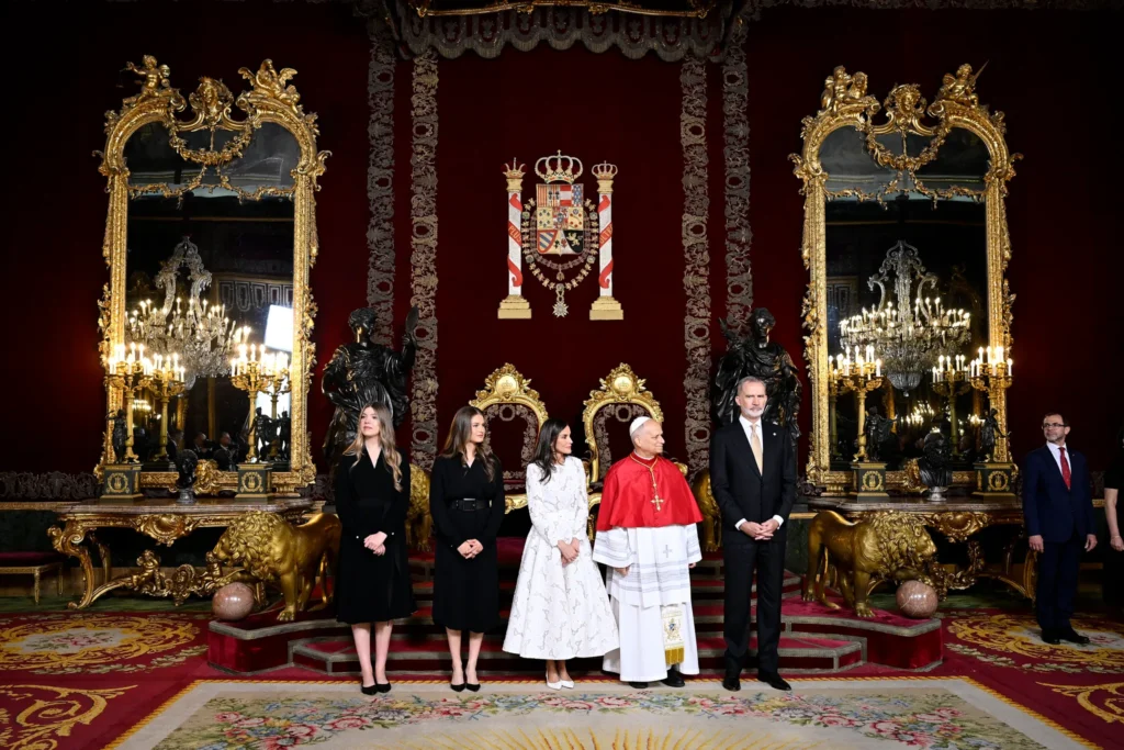 Los Reyes de España y sus hijas ejercen de anfitriones en el Palacio Real y reciben al Papa 5 GettyImages 2280141322
