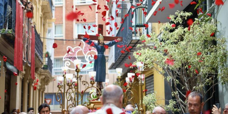 Valencia revive su procesión más antigua con los honores a Sant Bult