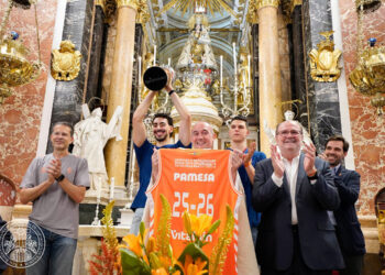 El Valencia Basket ofrece su título a la Virgen de los Desamparados